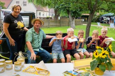 Eine Familie beim Essen. 