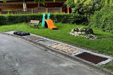 Der Barfußpfad mit der Kräuterschnecke im Hintergrund. 