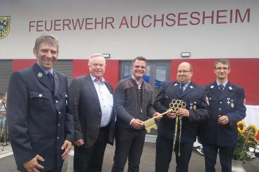 Das Bild zeigt die Einweihung des Feuerwehrhauses in Auchsesheim.