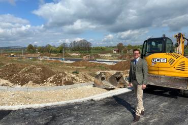 Das Bild zeigt OB Wittner vor dem Baugebiet Kleinerdlingen.