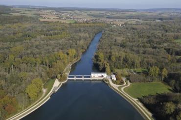 Das Bild zeigt die Staustufe bei Feldheim.
