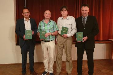 Das Bild zeigt Bürgermeister Dr. Martin Drexler; Martin Gehring, 1. Vors. "Unser Amerbach - domols und heit"; Werner Waimann und Karl Strauß, Ortsteilreferent 