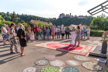 Das Bild zeigt die Eröffnungsrede des Harburger Kunstsommers.