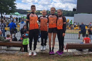 Das Bild zeigt die erfolgreichen Nachwuchstriathleten (von links) Luca Schreitmüller, Joel Westphal, Giulia Göttler und Chiara Göttler.