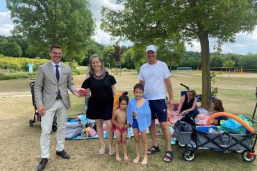 Familie Friganovic freut sich über einen Gutschein für eine Familien-Jahreskarte für das Nördlinger Freibad (v.l. Oberbürgermeister David Wittner, Familie Friganovic und Martin Gruber, Betriebsleiter Bäder). 