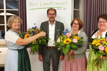 Das Bild zeigt von links scheidende Kreisbäuerin Ruth Meißler, Kreisobmann Karlheinz Götz, neue Kreisbäuerin Nicole Binger und ihre Stellvertreterin Susanne Löfflad. 