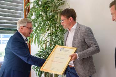 Das Bild zeigt die Amtsübergabe.