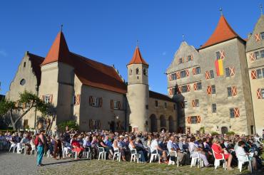 Publikum der Serenade vor der Harburg. 