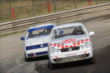 Auf dem Foto zu sehen ist in Führung liegend der Unterglauheimer Dominic Schön in der Klasse 1A Junioren Serientourenwagen .