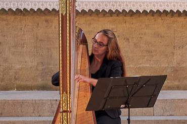 Zu sehen ist Feodora Johanna Mandel mit ihrer Harfe. 
