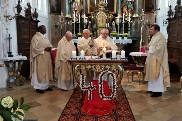 Zu sehen sind P. Valentine Dimude, Msgr. Josef Hosp, Diakon Gerhard Hindelang, Jubilar Pfr. i.R. Karl Mayr, Pfr. Markus Lidel. 