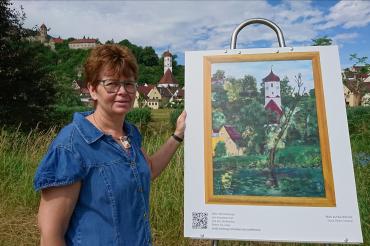 Doris Seiler mit Kunstwerk.