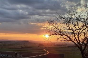 Sonnenuntergang auf dem Lehmberg mit Blick ins westliche Ries. 