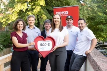 Zu sehen sind Alexandra Taglieber, Johannes Fischer, Brigitte Lehenberger, Eleonore Fischer, Florian Oßwald und Marco Kleebauer bei der Spendenübergabe. 