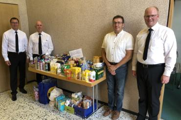 Übergabe der Spenden der NAK an Caritas. 