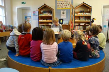 Kinder bei einer Vorlesestunde. 