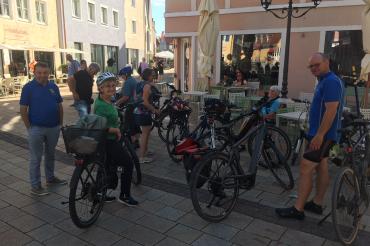 Zu sehen sind einige Fahrradfahrer mit ihren Fahrrädern. 