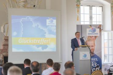 Landrat Stefan Rößle bei der Eröffnung der Mitgliederversammlung. 