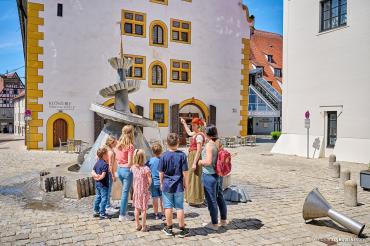 Das Bild zeigt eine Gruppe von Menschen vor dem Nördlinger Klösterle bei einer Stadtführung.