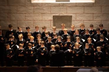 Das Bild zeigt die Augsburger Domsingknaben.