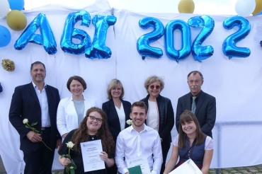 Das Bild zeigt die besten Absolventen der HLS.