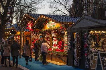 Das Bild zeigt einen Stand an einem Weihnachtsmarkt