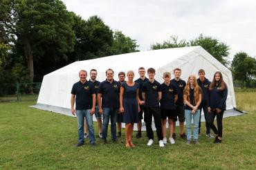 Das Bild zeigt die Übergabe des Jugendzeltes.