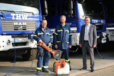 DAs Bild zeigt Christoph Kesper (1. Vorstand THW Nördlingen), Andreas Mailänder (Zugführer und Chef der Einsatzgruppe) und Bernd Mielich (RVB Ries) mit dem neuen Trennschleifer, der mit einer Crowdfunding-Aktion finanziert werden konnte. 