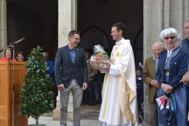 Das Bild zeigt Neupriester Roland Wiechle und OB David Wittner.