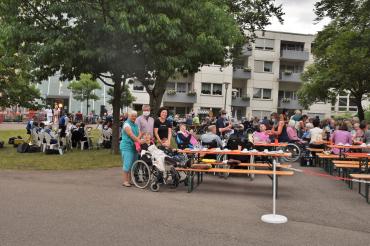 Raisa Tiurina und ihre 42 jährige Tochter Maryna, Einrichtungsleiter Wohnen Oberbayern Martin Hertle und Nadiia Pavliukovska mit Enkel Ivan.