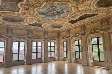 Das Bild zeigt den Festsaal des Oettinger Residenzschlosses.