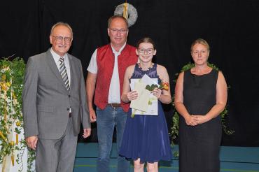 Auf dem Bild zu sehen (von links): Schulleiter Gerhard Härpfer, Marxheims Bürgermeister Alois Schiegg, Jahrgangsbeste Katharina Häckel und Klassenleiterin Susanne Speer.