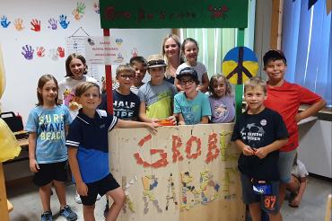 Das Bild zeigt das selbst gebaute Café der Hortkinder.