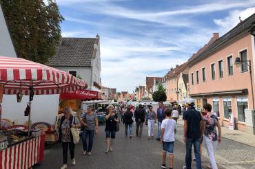 Das Bild zeigt den Markt in der Rainer Hauptstraße. 