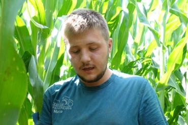 Das Bild zeigt Marco Hertle, Lehrling auf dem Betrieb Kobinger.