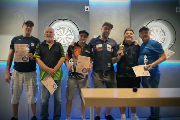 Das Bild zeigt Teilnehmer des Dart-Turniers.