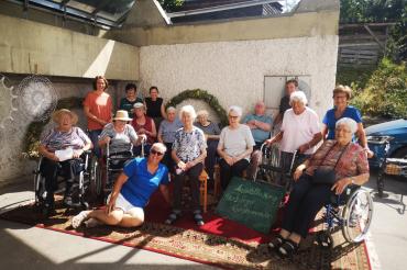 Am Montag, 25.7.22, waren Bewohner*innen der Diakonie Harburg zu Besuch bei der Kunstausstellung in der ehemaligen Post. 