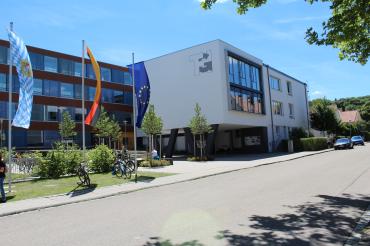 Das Bild zeigt den Festakt anlässlich der Einweihung des THG in Nördlingen. 