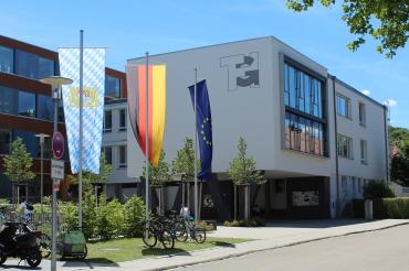 Das Bild zeigt den Festakt anlässlich der Einweihung des THG in Nördlingen. 