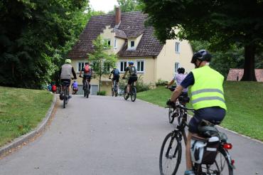 Das Bild zeigt mehrere Radfahrer.