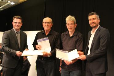 Oberbürgermeister Jürgen Sorré (li.) und Sportreferent Jonathan Schädle (re.) händigen Ehrenbriefe für Verdienste im Sport an Manfred Nödel (2. v. li.) und Stefan Rösch (2. v. re.) aus. 