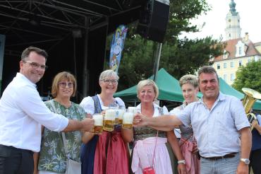 v. l.: OB Jürgen Sorré, Kindertagsreferentin Brigitte Kundiger-Schmidt, CID-Vorsitzende Christiane Kickum, CID-Mitarbeiterin Claudia Kretzschmar, CID-Mitarbeiterin Andrea Eisen, Stadtrat Raimund Brechenmacher. 