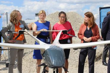 Die Grünenpolitikerinnen Eva Lettenbauer, Katharina Schulze, Stephanie Schuhknecht und Anna Christmann mit einem Modell eines Flugtaxis 