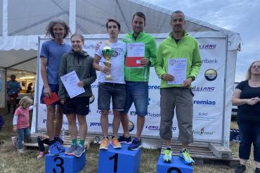 Das Bild zeigt die Sieger des Staffellaufes.