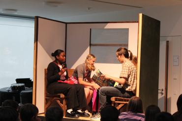 Im Zugabteil treffen Emilia (2. von links, Ninivee Weichenmeier) und die Diebin Frau Grundeis (links, Trisha Fanga Ngaha) aufeinander.