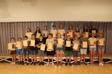 Das Bild zeigt die geehrten Schüler*innen. 