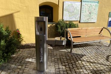 Das Bild zeigt einen der neuen Trinkbrunnen in der Wemdinger Altstadt.