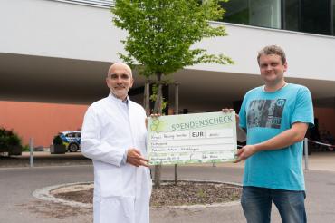 Das Bild zeigt Dr. Schmitt und Peter Kraus.