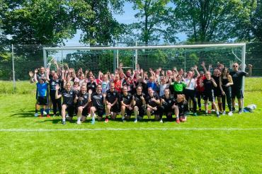 Das Bild zeigt die Mädchen- und Frauenfußballmannschaft des TSV Nördlingen.