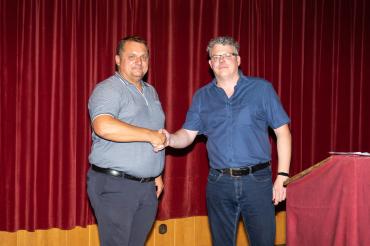 Versammlungsleiter Oliver Stutzky (rechts) gratuliert Marcus Späth zur einstimmigen Nominierung.